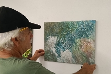 Colors en moviment: una immersió en l'art del 'pouring' de la mà de Santiago Andrés