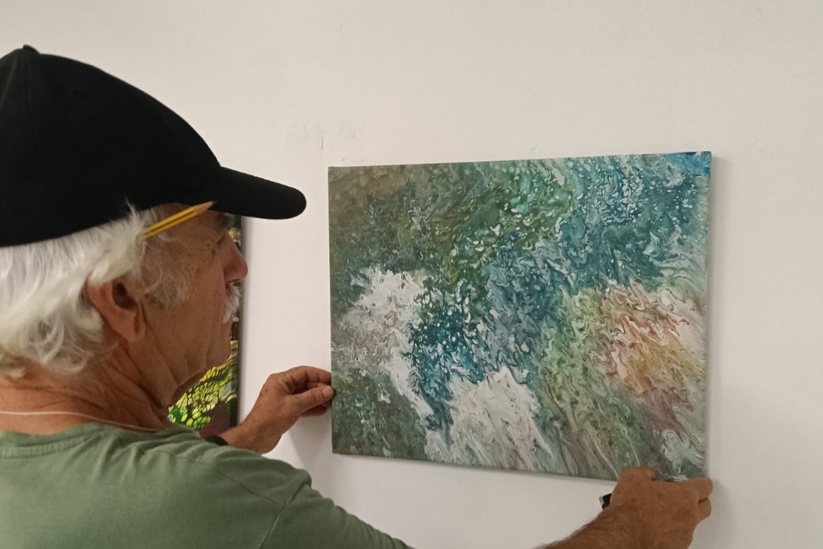 Colors en moviment: una immersió en l'art del 'pouring' de la mà de Santiago Andrés