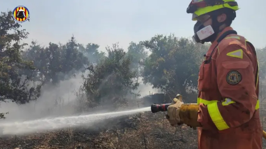 Emergencias declara situación 1 de PEIF por un incendio de cañar en Alfarrasí y reabren la CV-620