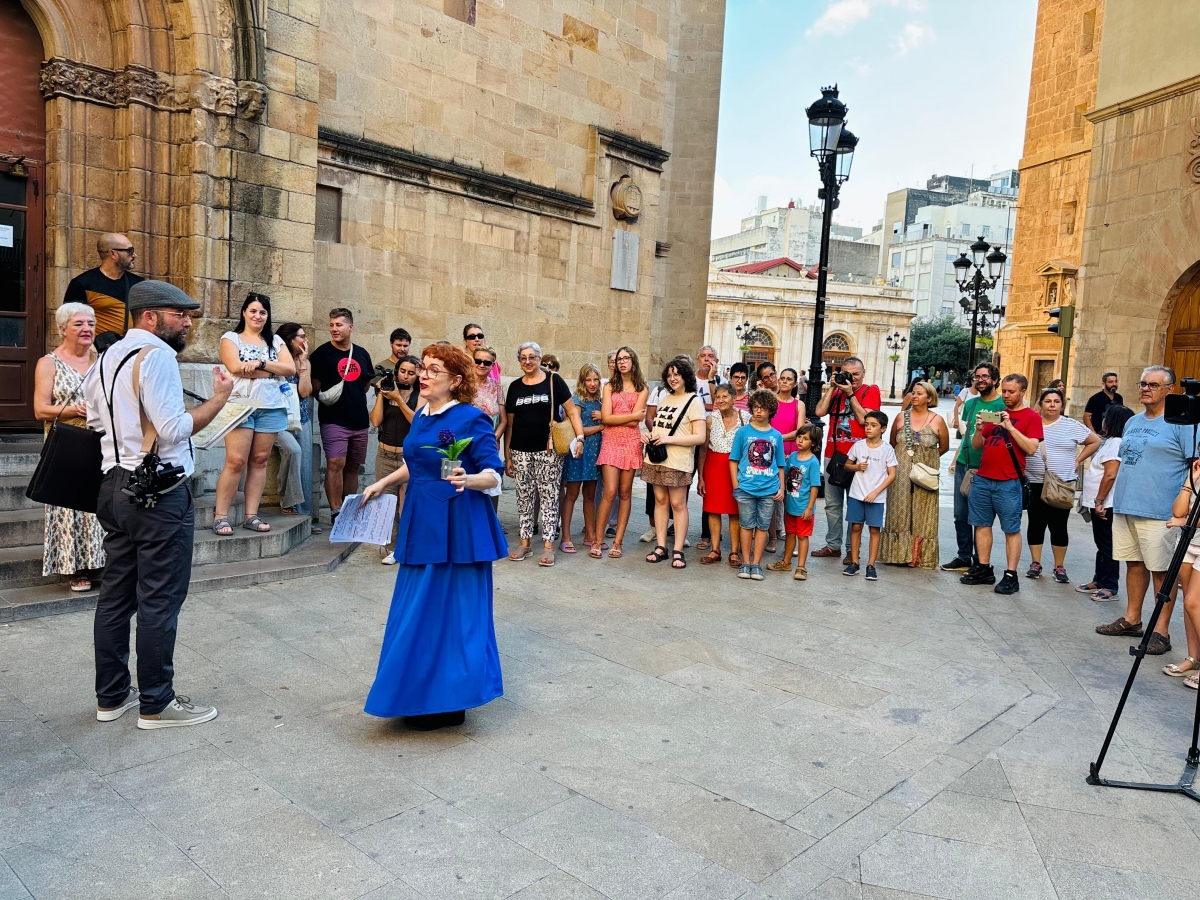 Más de 60 personas participan en la primera visita teatralizada sobre el eclipse de 1905 en Castelló