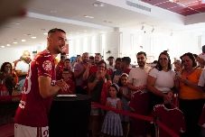 Flakus es aclamado por la afición del Murcia y dice que "la espera ha merecido la pena"