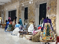 El Cuartel de Artillería de Murcia muestra el patrimonio textil de la Peña 'El Barbecho' a través de 63 piezas llenas de tradición y arte