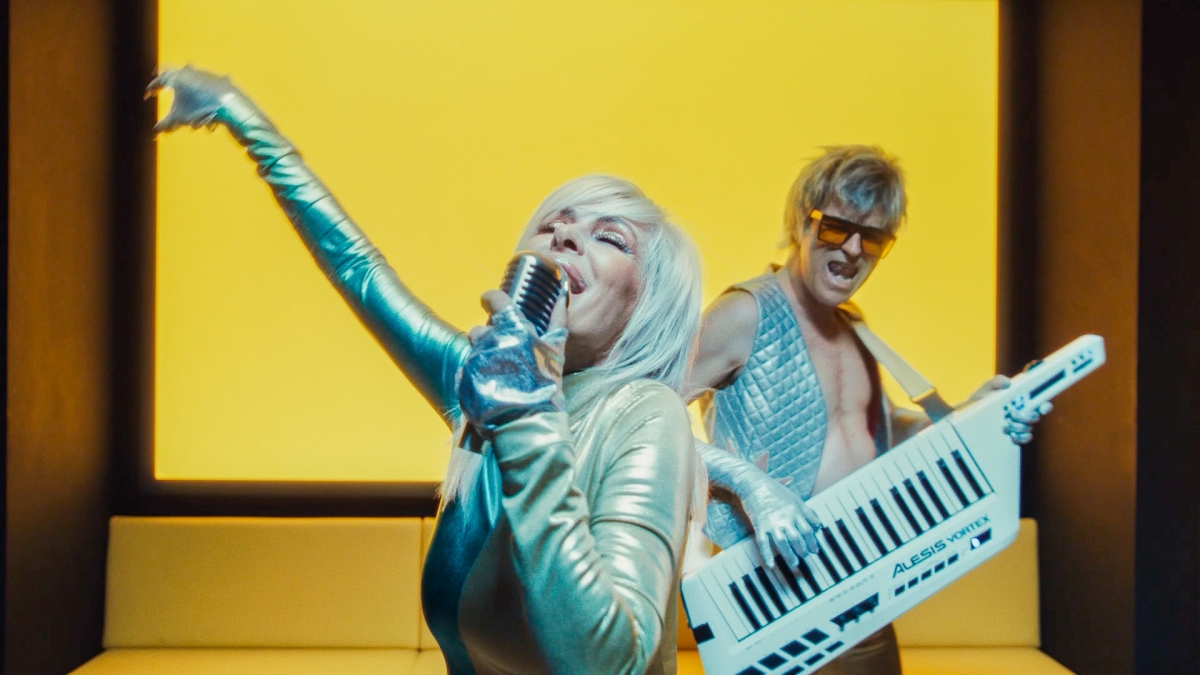 Nebulossa se pone súper 'sexy' en su nuevo 'single' con mucha actitud y ritmo ochentero