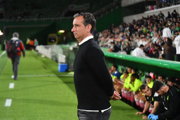 Jandro gana en su debut, lo que no hicieron los seis técnicos anteriores del Efesé en Segunda