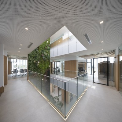 Arquitectura industrial con sensibilidad natural: Noormal Studio rediseña la sede de Extrusax