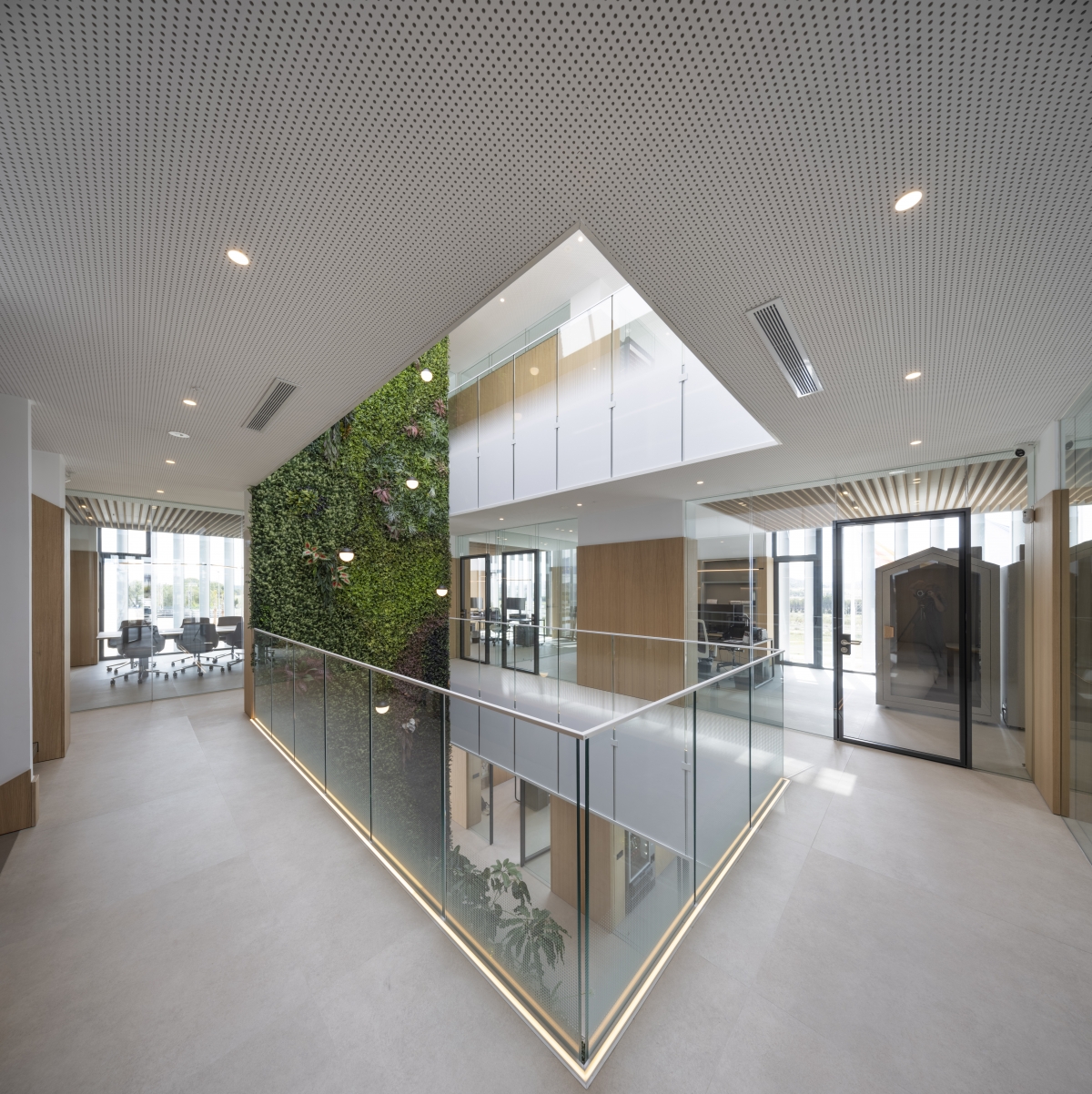 Arquitectura industrial con sensibilidad natural: Noormal Studio rediseña la sede de Extrusax