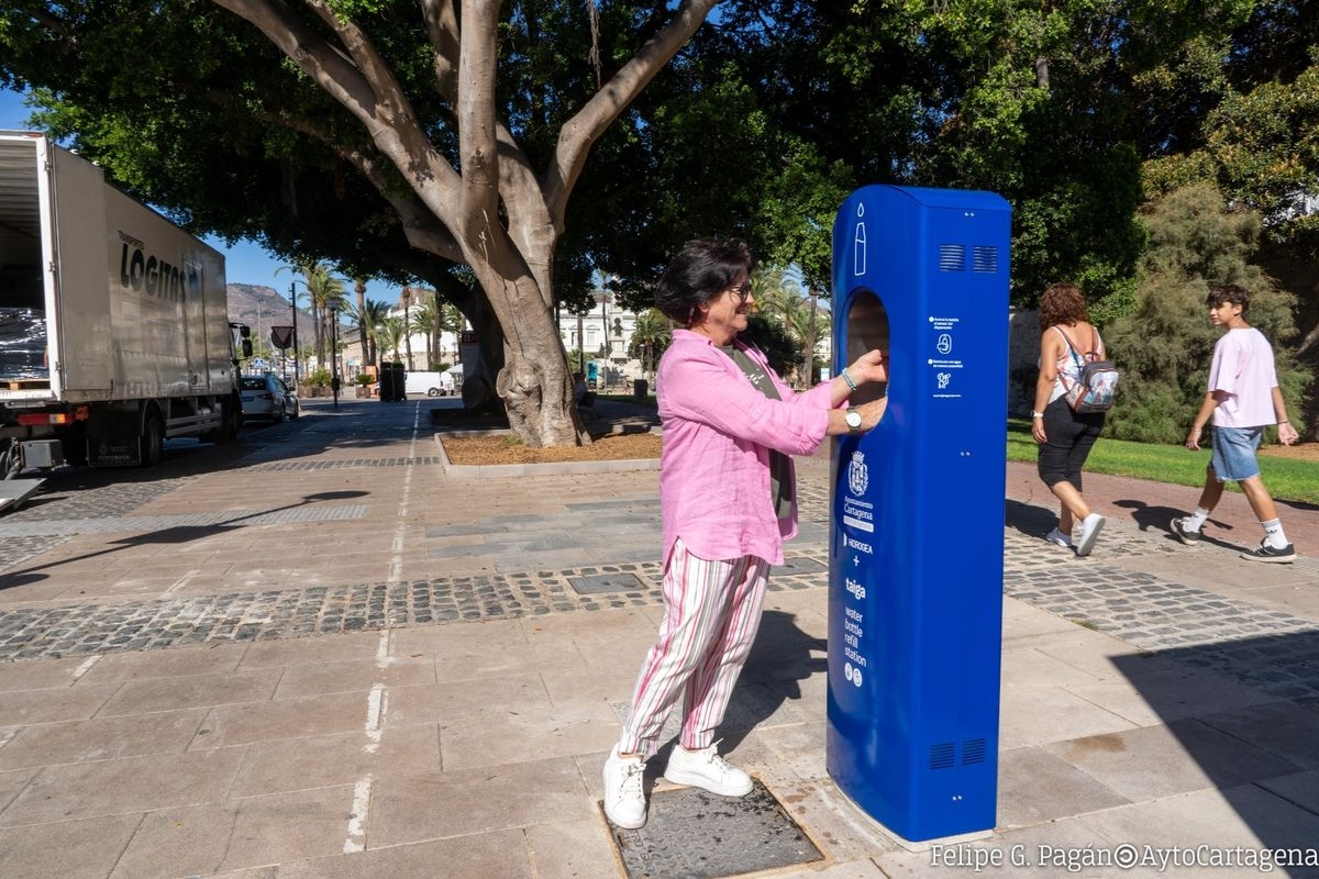 Paseo Alfonso XII y Plaza de España estrenan fuentes de agua potable 