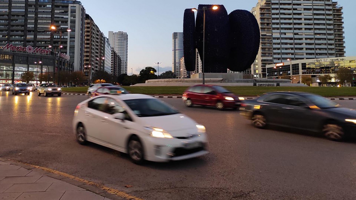Vehículos circulando por la avenida Corts Valencianes. - Foto: AYUNTAMIENTO DE VALÈNCIA