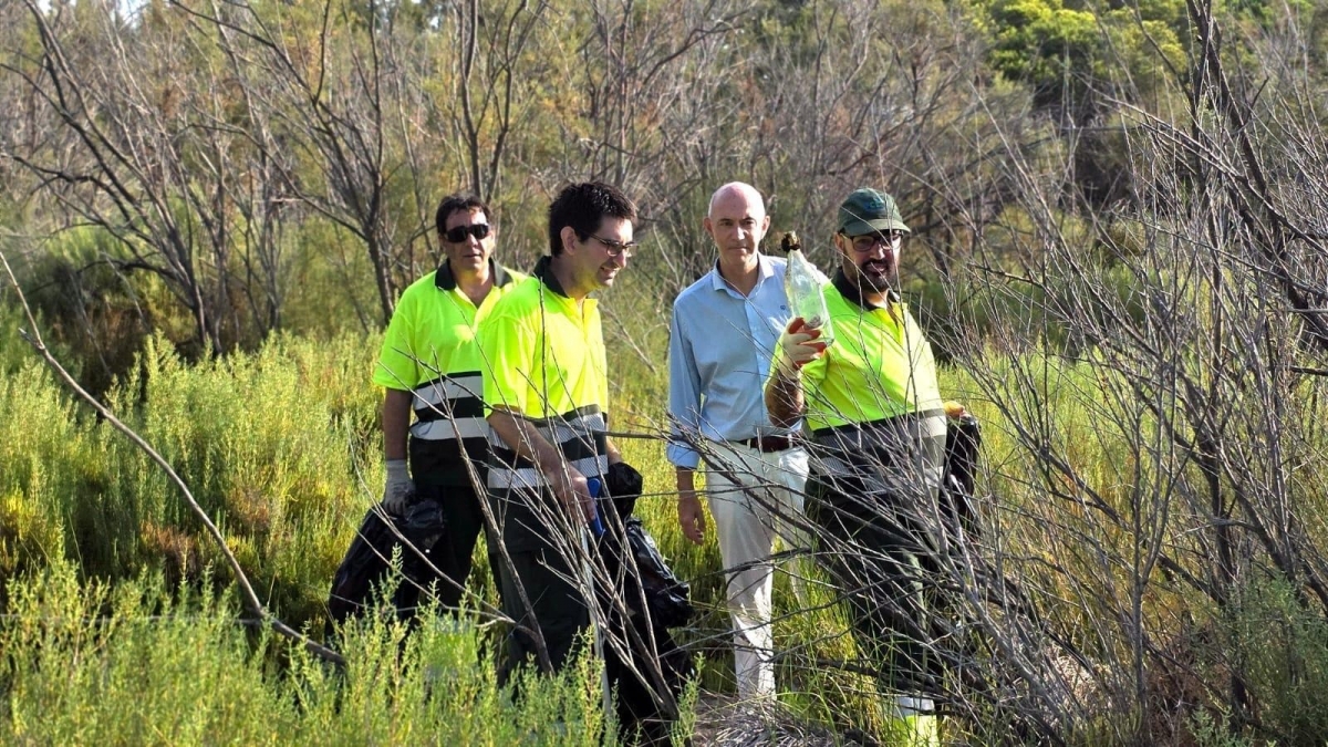 Finalizado el refuerzo estival de limpieza en la Devesa con 435 bolsas de residuos retiradas