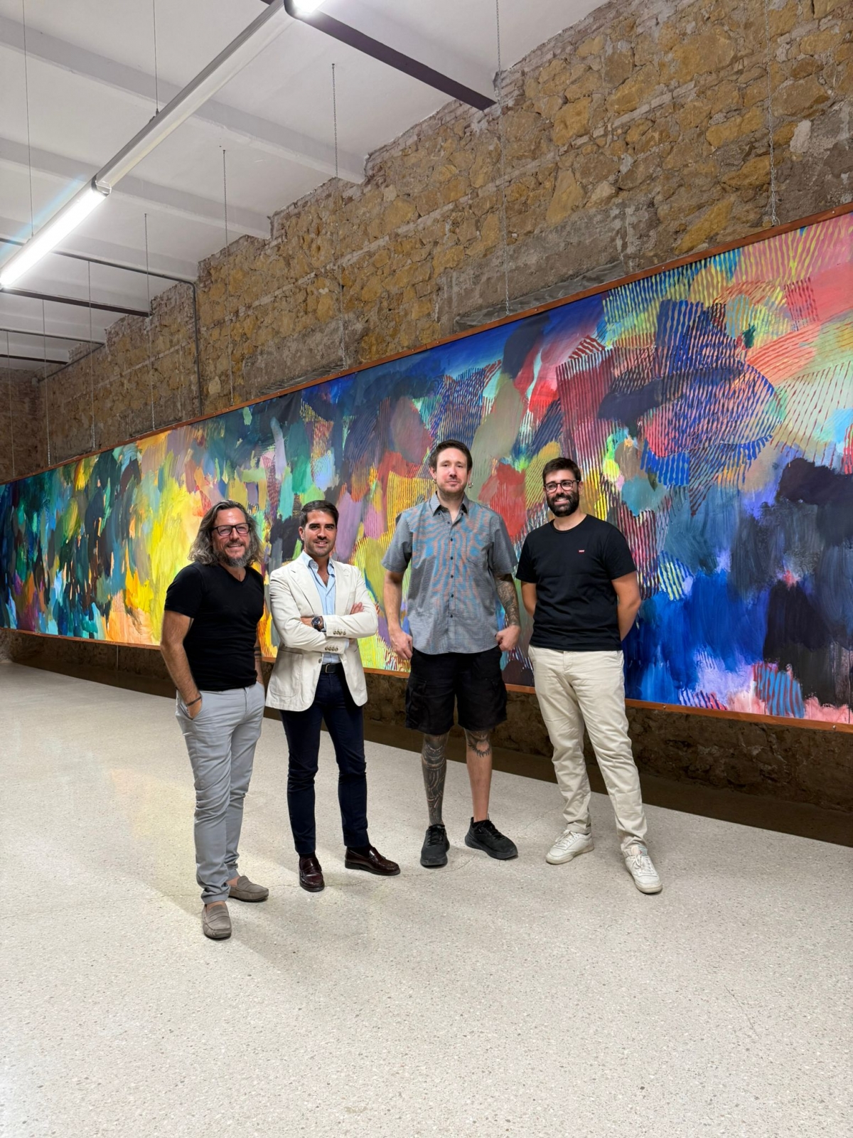 Las pinturas llenas de ritmo y color de Emilio Cerezo dialogan con los muros del Cuartel de Artillería y La Cárcel Vieja