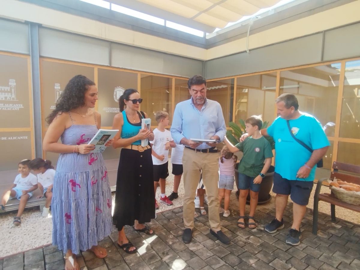 El Raval Roig de Alicante renueva la tradición del 'panquemao' en el 186 aniversario de sus fiestas