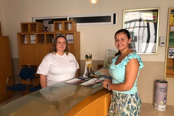 La edil Arantxa Miralles visita una de las oficinas de turismo de Castelló - 