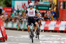 Juan Ayuso se apunta la segunda victoria en Corrales de Buelna, Vingegaard sigue líder