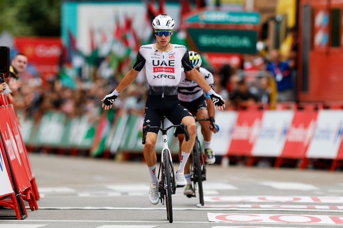 Juan Ayuso se apunta la segunda victoria en Corrales de Buelna, Vingegaard sigue líder