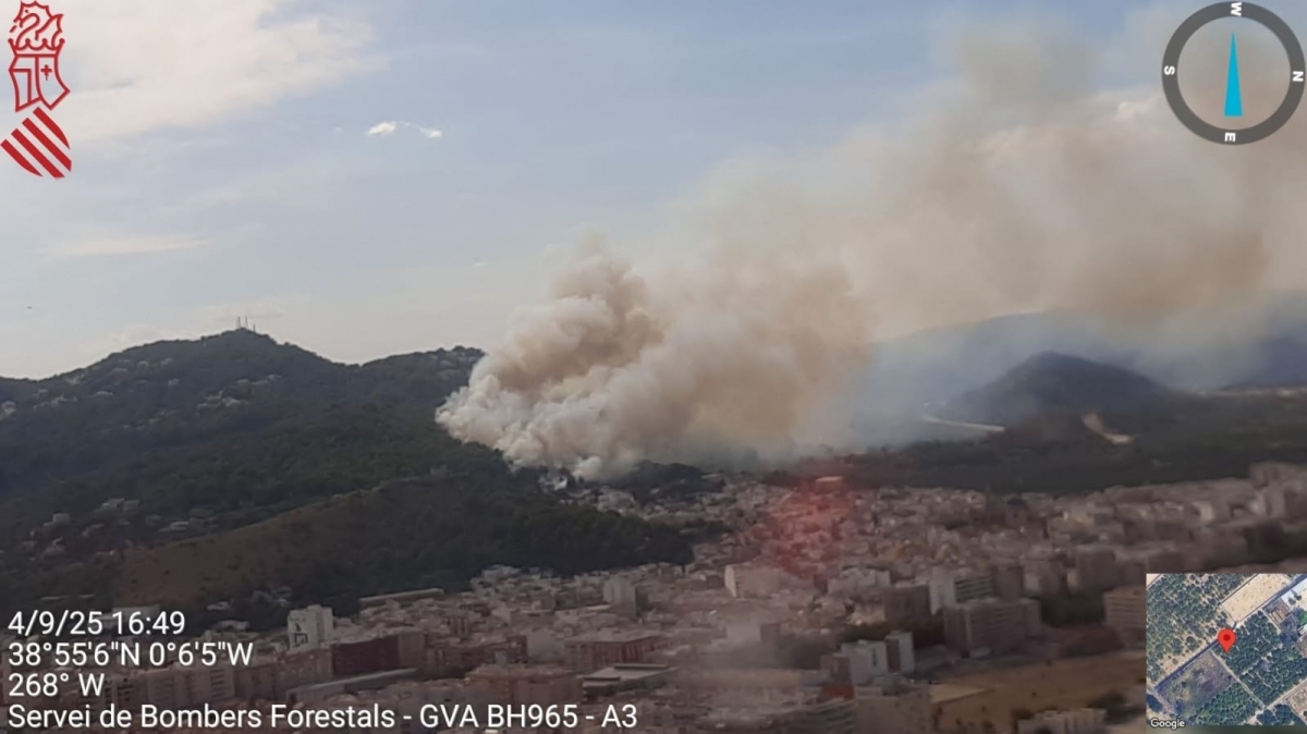 Un incendio de vegetación cerca de zona urbana en Oliva activa la situación 1