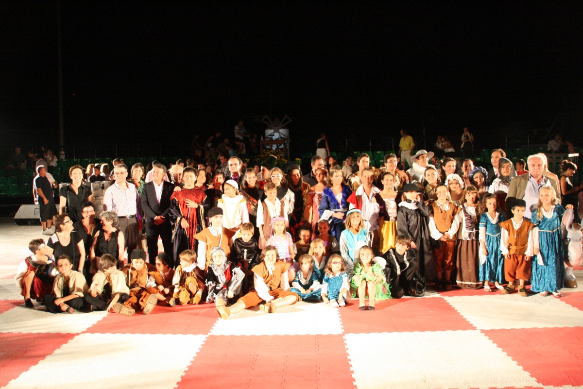 El Ajedrez Viviente, en 2011, con Javier Reverte a la derecha - El Ajedrez Viviente, en 2011, con Javier Reverte a la derecha