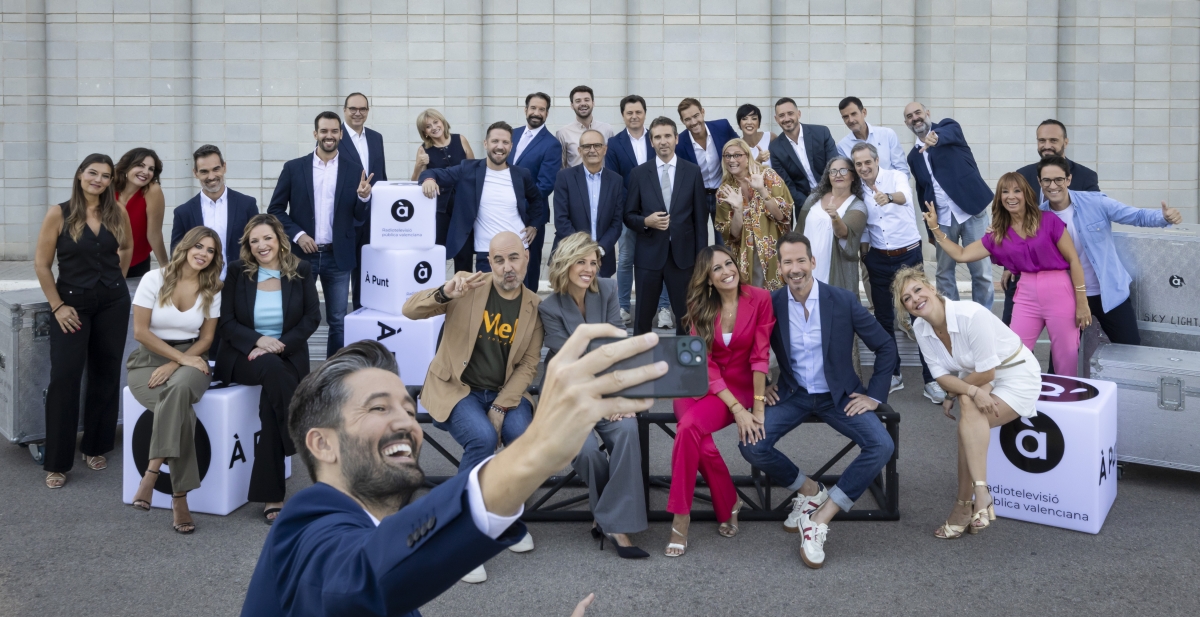 Foto de familia de la temporada 2025 2026 de À Punt. - Foto: MIGUEL LORENZO Foto de familia de la temporada 2025 2026 de À Punt.