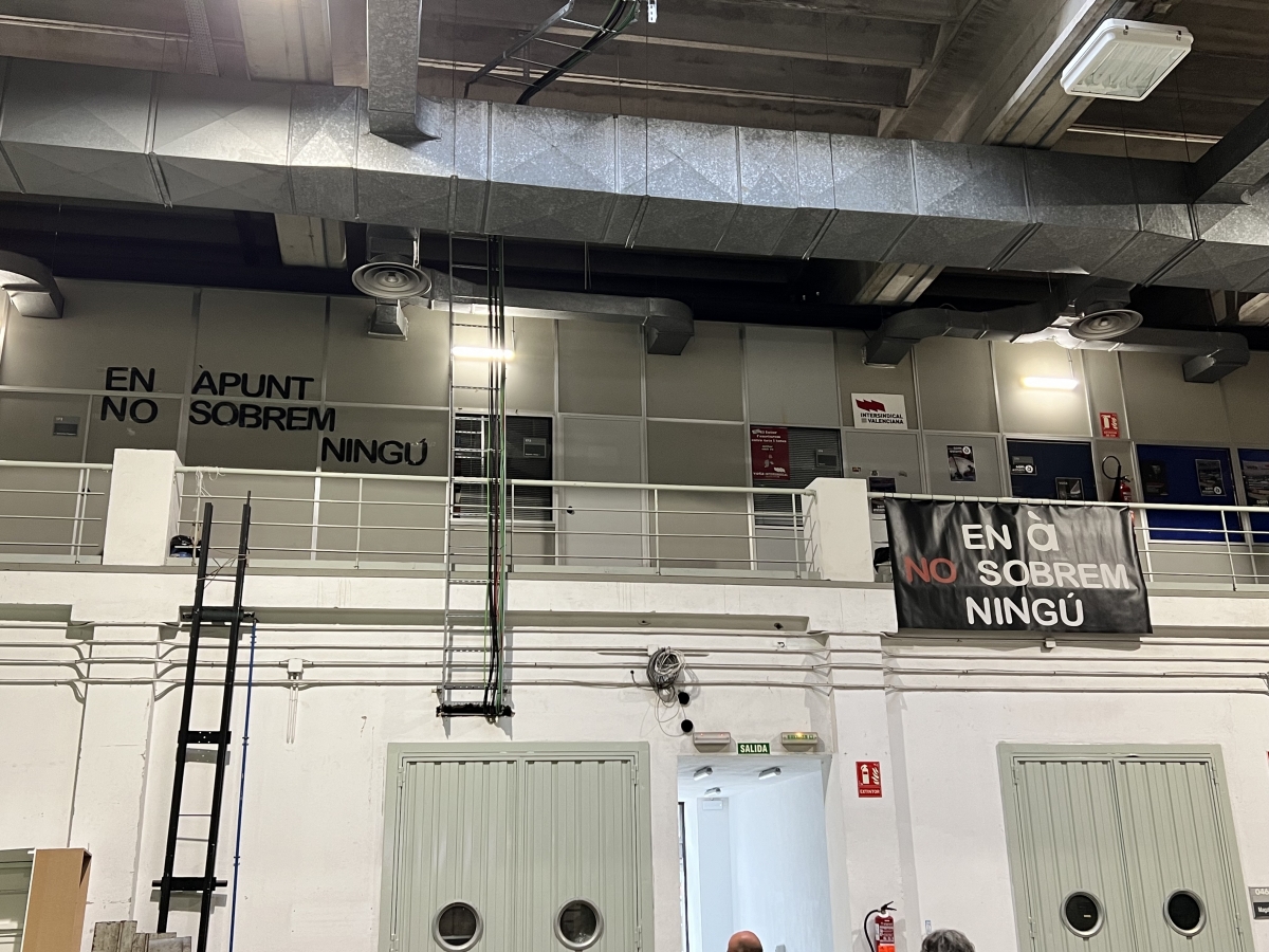 Pancartas de protesta en À Punt. - Pancartas de protesta en À Punt.