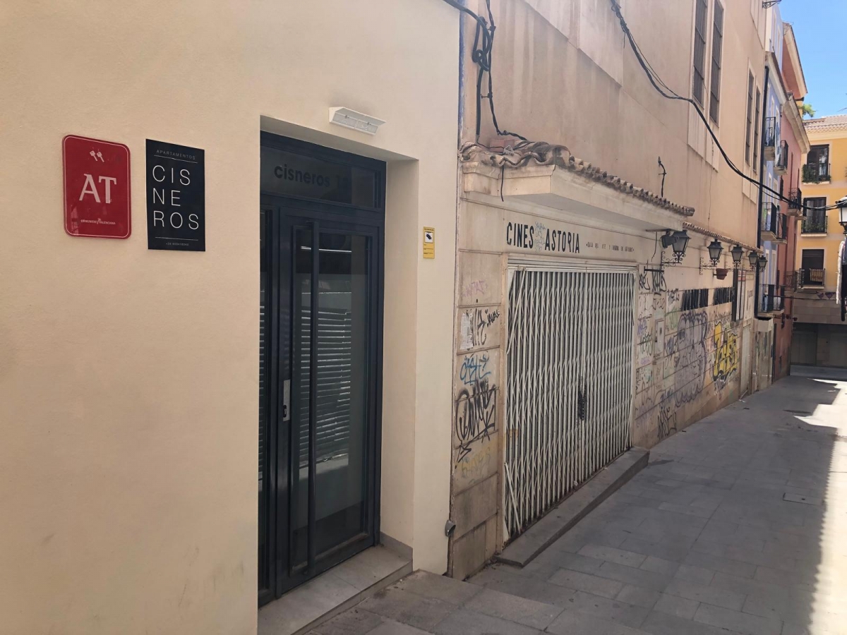 La entrada a los cines Astoria desde la calle Cisneros.