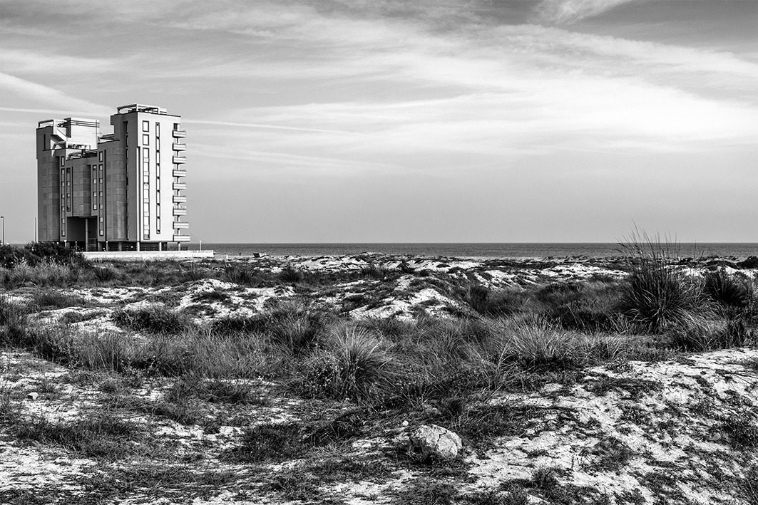 Ese maravilloso disparate llamado La Manga del Mar Menor: las imágenes de dunas y cemento de Frederic Volkringer viajan a Almería