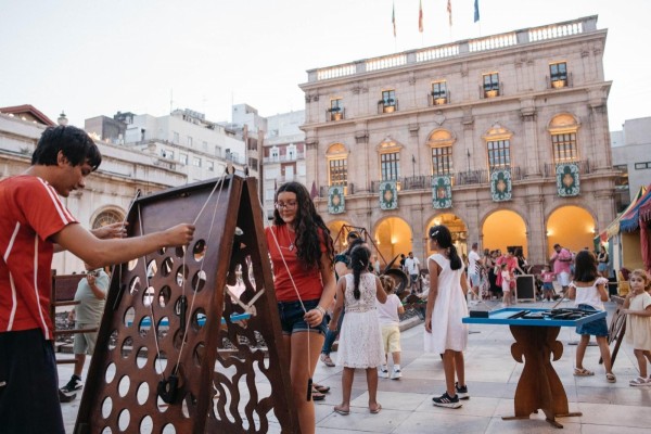 De manualidades a juegos de madera: Castelló abre un rincón medieval infantil en la plaza Mayor