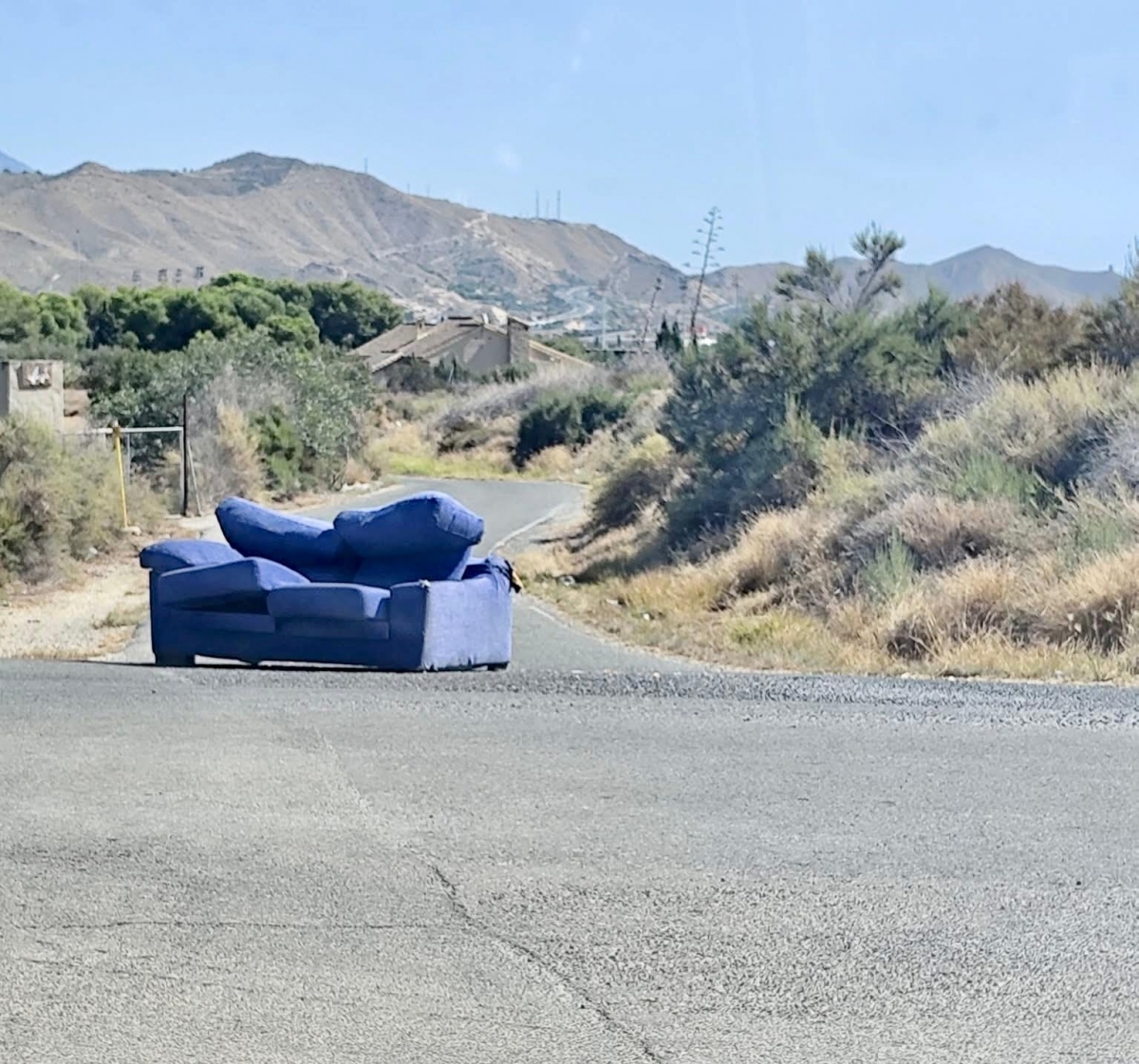 Un sofá abandonado por el infractor sancionado en El Campello. - 