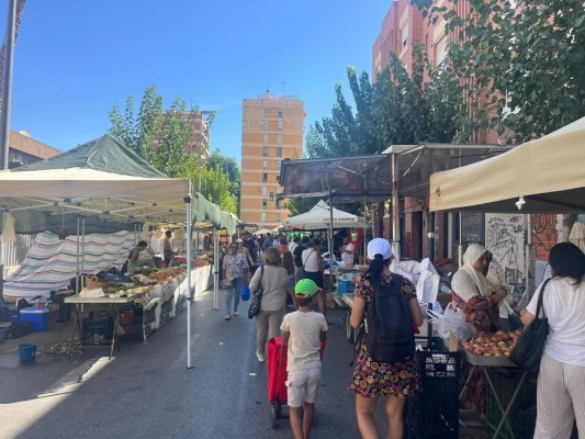 El mercado de La Fama despierta en septiembre: ventas al alza y más puestos, pero con mejoras pendientes