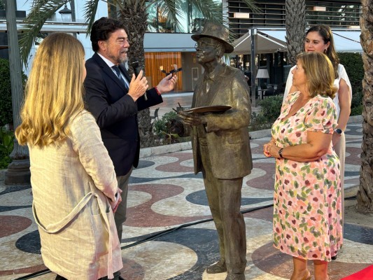 Alicante homenajea a Varela: escultura, programa anual en 2026 y próxima sala en el MACA
