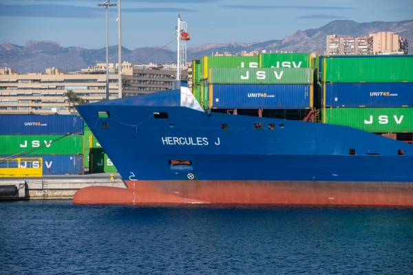 El Puerto de Alicante bajará un 12% la tasa de mercancías para incrementar el tráfico