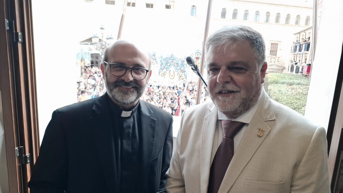 El sacerdote Carlos Flor abre las fiestas de Villena con un pregón emotivo y 