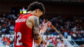 Radebaugh toma el brazalete del UCAM CB con Ennis y Sant-Roos a su lado