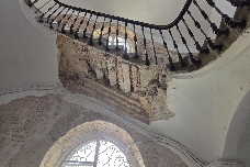 El derrumbe de parte de la escalera de un edificio antiguo en la calle Honda de Cartagena obliga a su desalojo