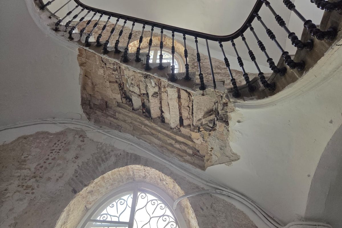 El derrumbe de parte de la escalera de un edificio antiguo en la calle Honda de Cartagena obliga a su desalojo