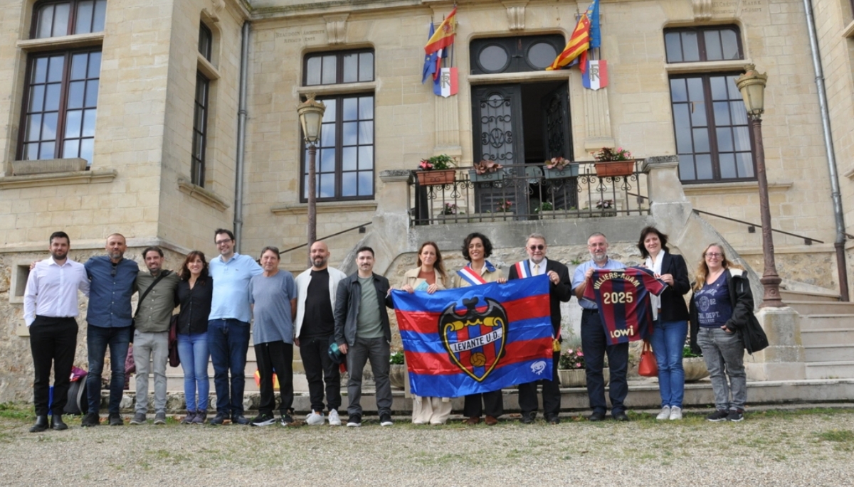 El Levante rinde homenaje a sus orígenes rodeado de aficionados