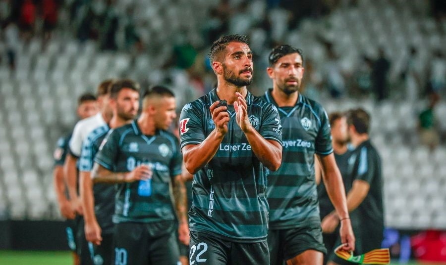 Jeremy Mellot agradece al público albinegro su apoyo tras el partido frente al Córdoba. - LaLiga