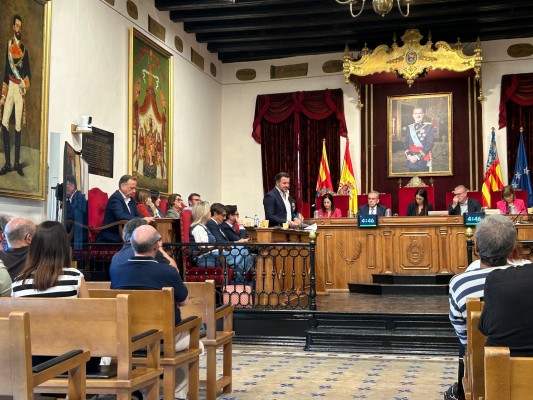 Elche rechaza una moción para regular pisos turísticos e impulsa una contra la 'okupación'