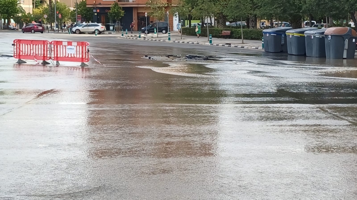 Reabre al tráfico el cruce de Archiduque Carlos con Tres Cruces tras reparar la fuga de agua en una tubería