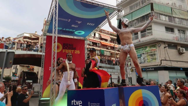 El multitudinario desfile del Benidorm Pride inunda la ciudad de colorido y diversión