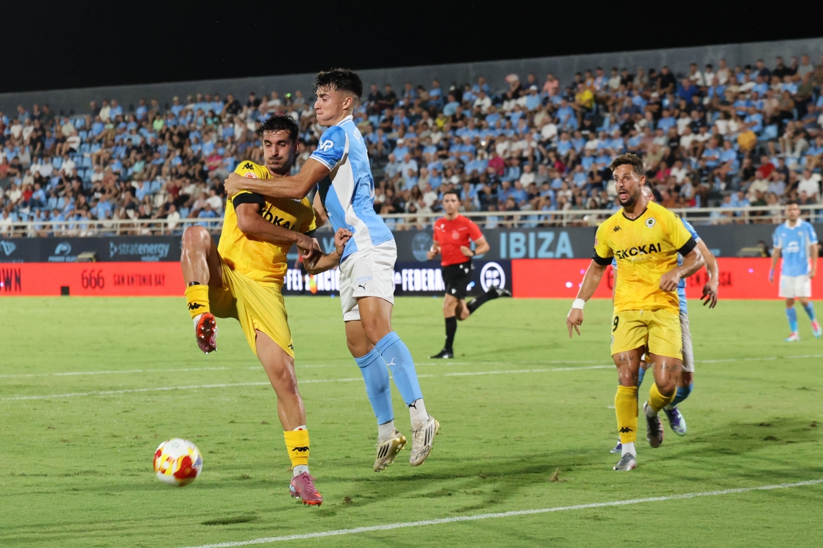 Soldevila es sujetado por un zaguero rival - Foto: PLAZA