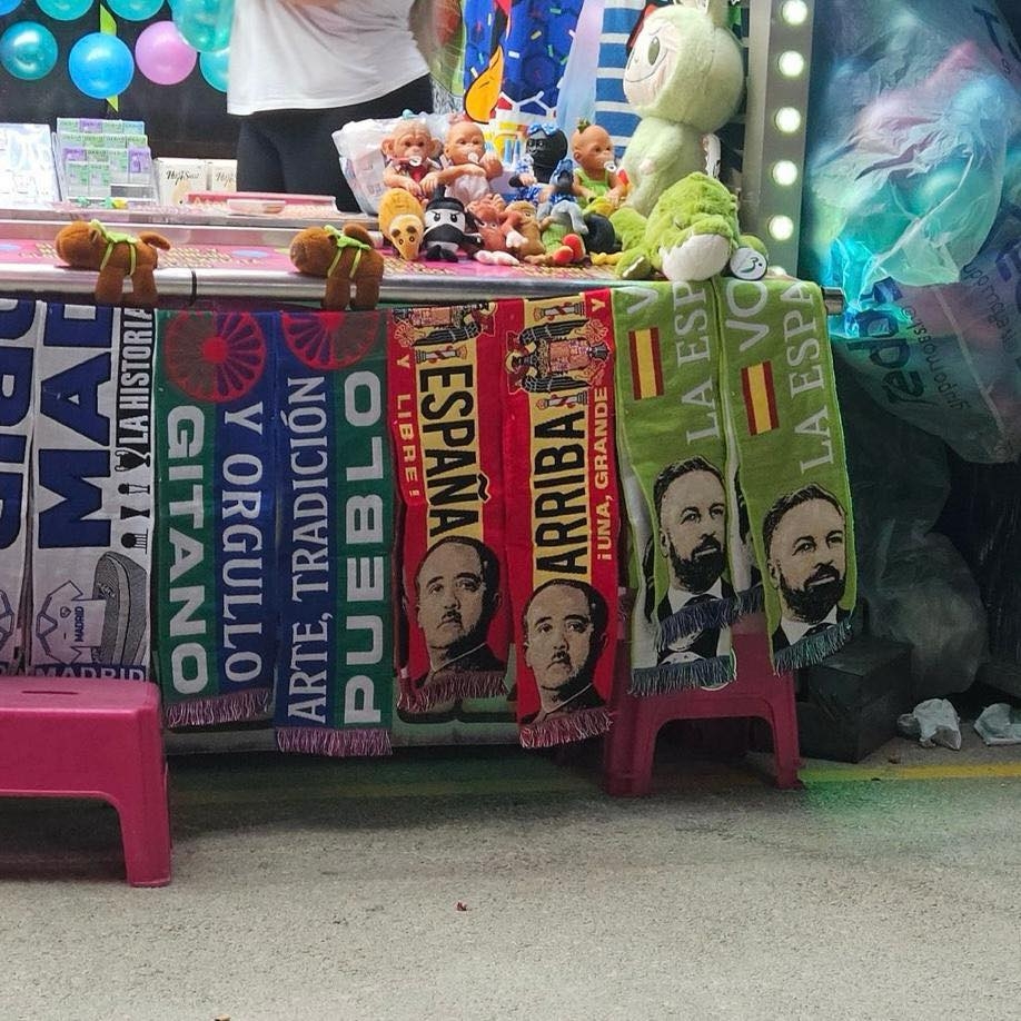 El delegado del Gobierno ordena retirar varios símbolos franquistas en puestos de la Feria de Murcia