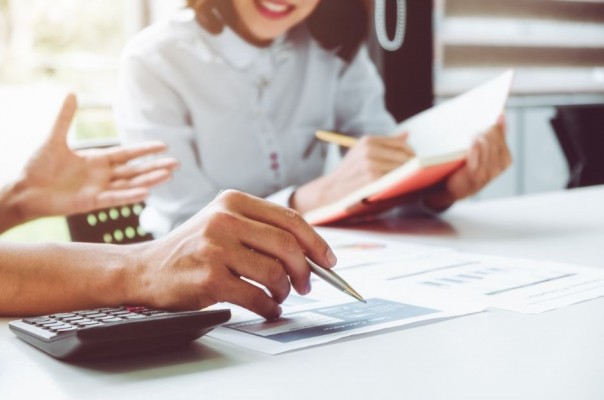 El paro femenino baja en la Región: tuvo una reducción interanual en agosto de más del 6%