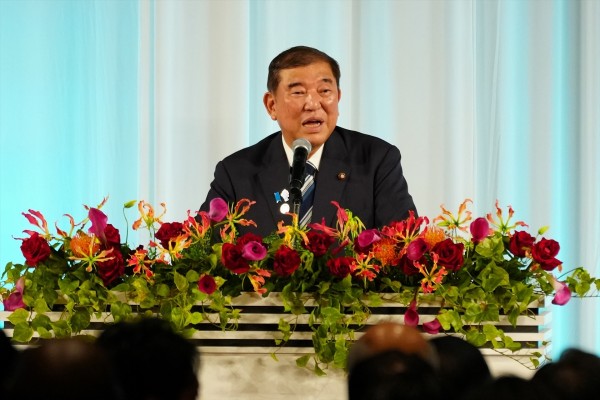 Dimite el primer ministro de Japón ante las críticas y divisiones en el seno de su partido