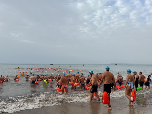 Unos 400 nadadores participan en la ‘Travesía La Cantera’ de Alicante