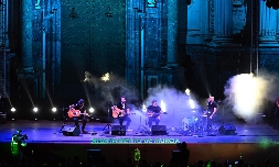 El pregón 'indie' de Viva Suecia llena la Plaza Belluga de música, recuerdos y mucho amor por Murcia