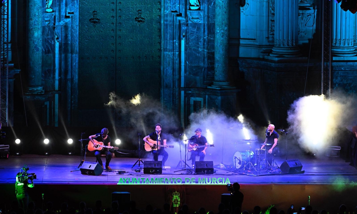 El pregón 'indie' de Viva Suecia llena la Plaza Belluga de música, recuerdos y mucho amor por Murcia