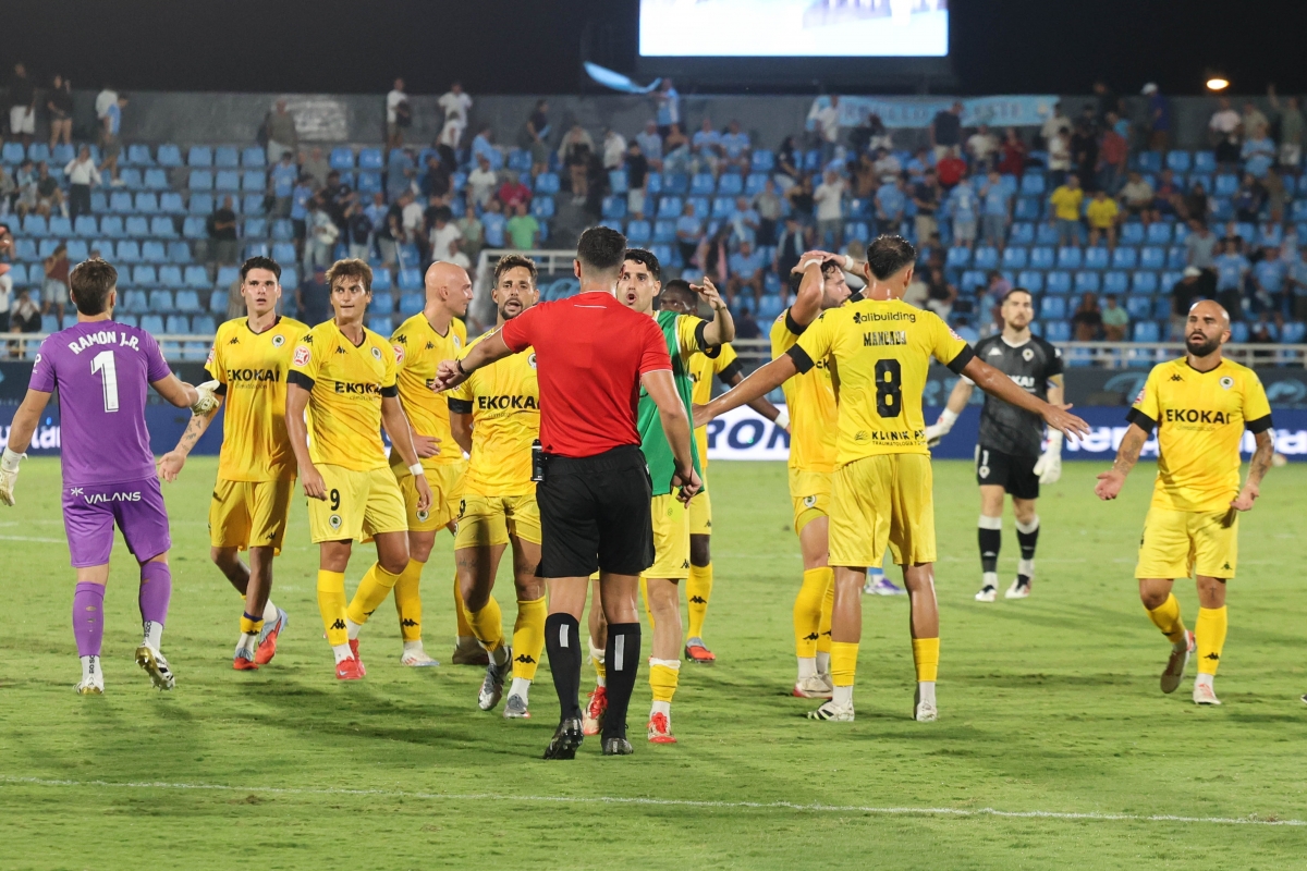 Los jugadores del Hércules CF le recriminan al árbitro una de sus decisiones ante la UD Ibiza