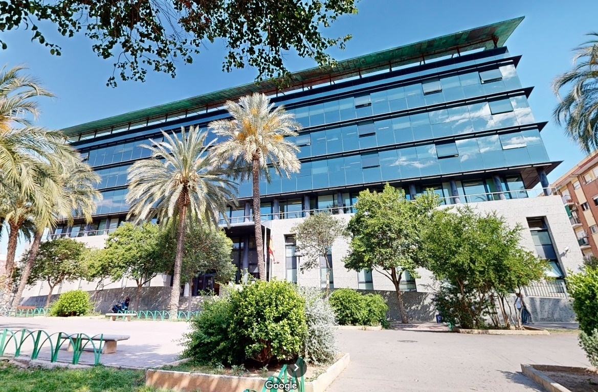 Un incendio obliga al cierre temporal del edificio de la ATV y la dirección territorial de Educación en València