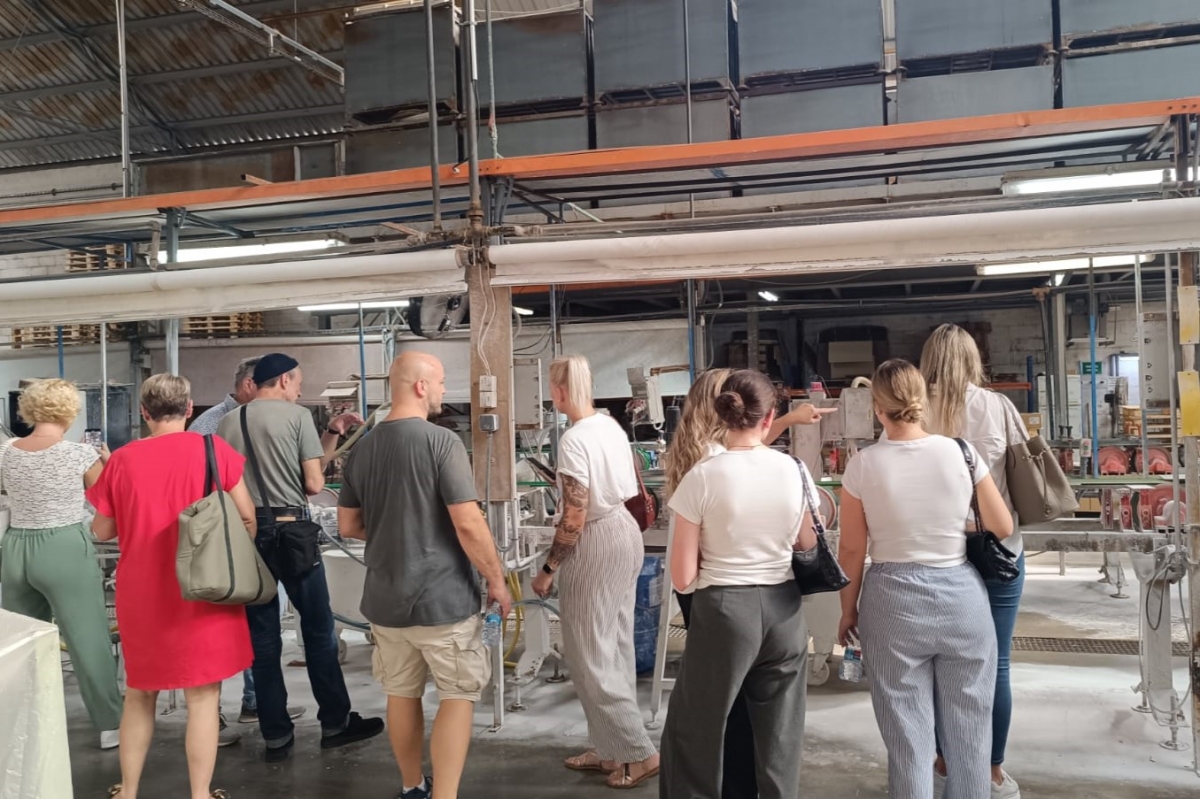 Ascer imparte una formación sobre azulejo a diez colocadores y distribuidores cerámicos alemanes