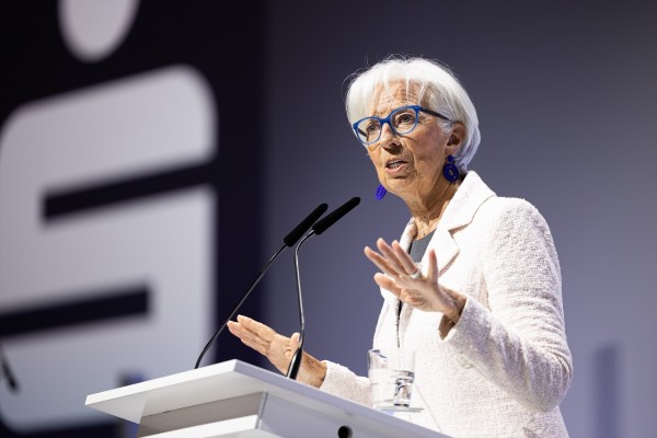 Lagarde apuesta por grandes fusiones bancarias para competir con rivales en China y EEUU
