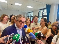 Rovira evita la zona Dana en el inicio de curso y visita Castellón: "La vida continúa"